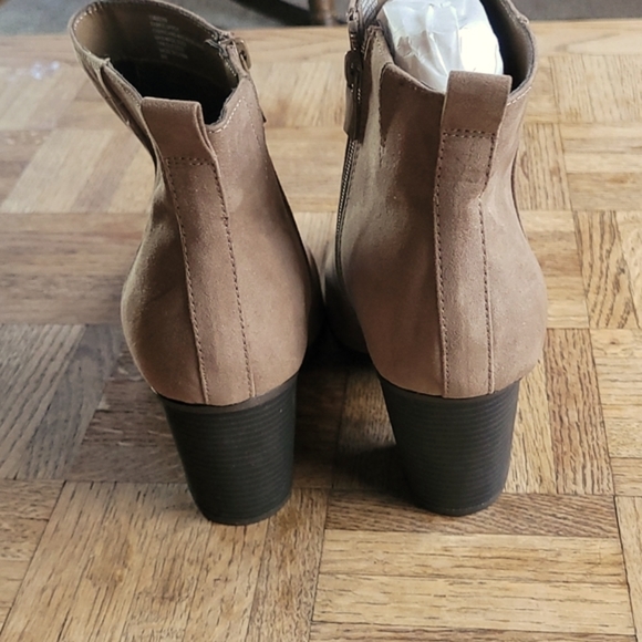Torrid Brand New Tan/light Brown suede Booties size 9 - Picture 3 of 4